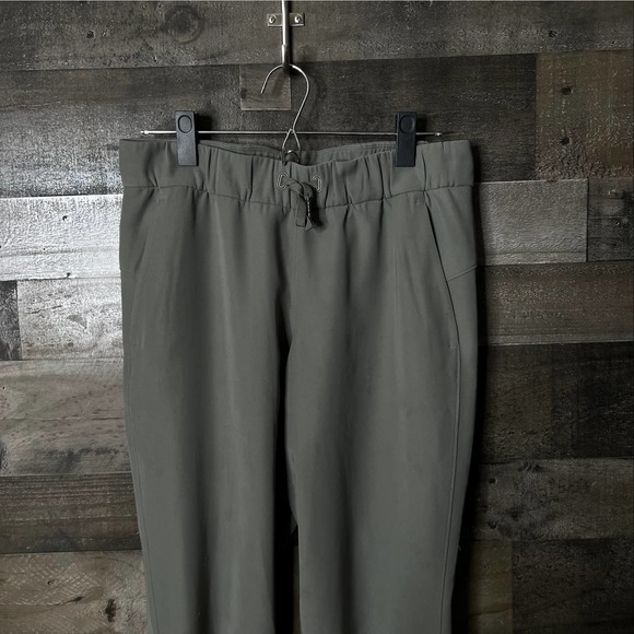 SOLD Lululemon On The Fly Jogger 6 - Picture 5 of 10